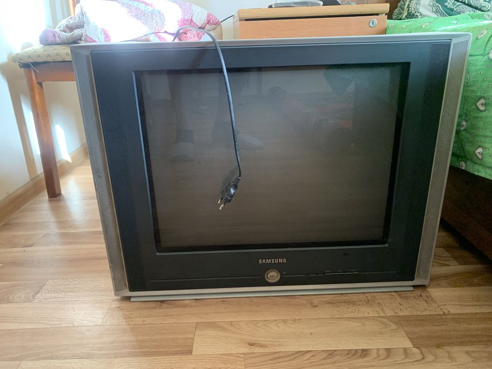 Продам телевизор рабочий цена 4000тг