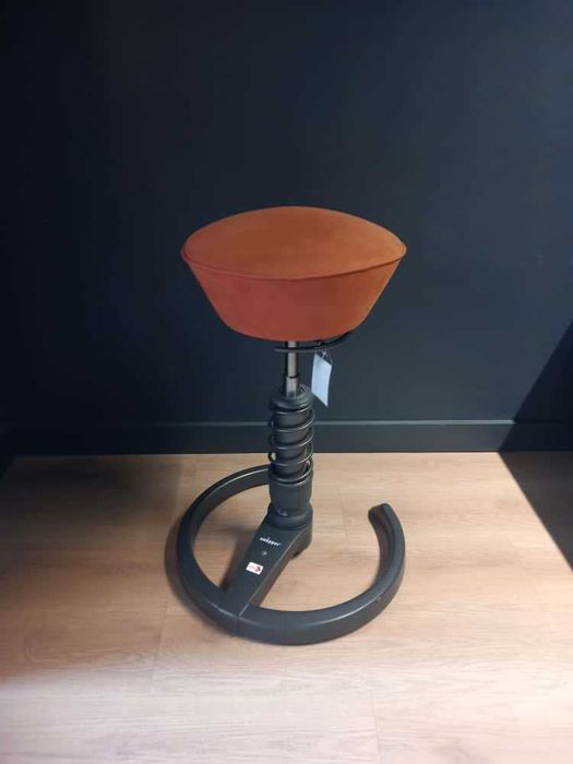 Scaun baza neagra si sezut culoare caramiziu 1 bucata