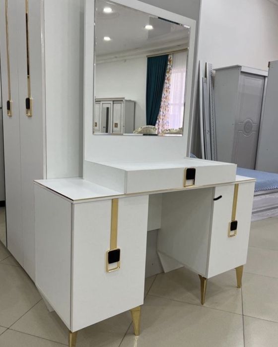 Продаю комод с зеркалом!