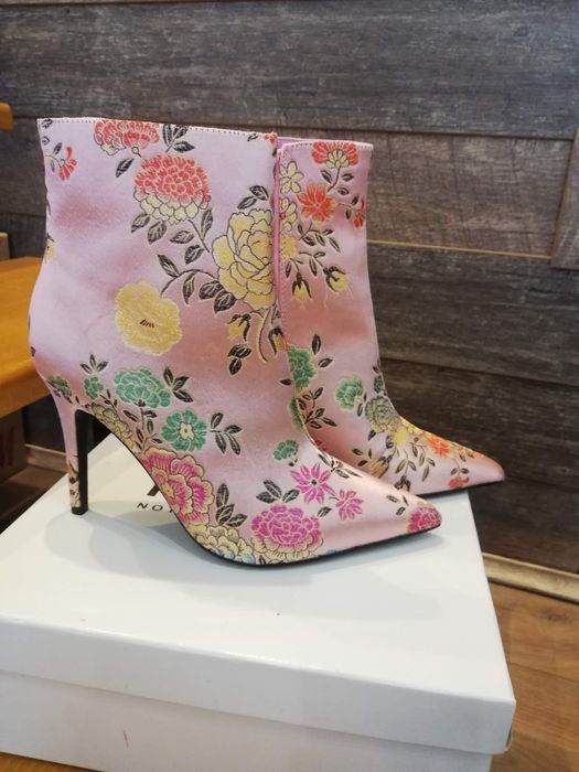 Botine roz, din satin cu flori brodate