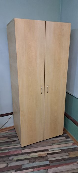 Продавам гардероб, запазен.