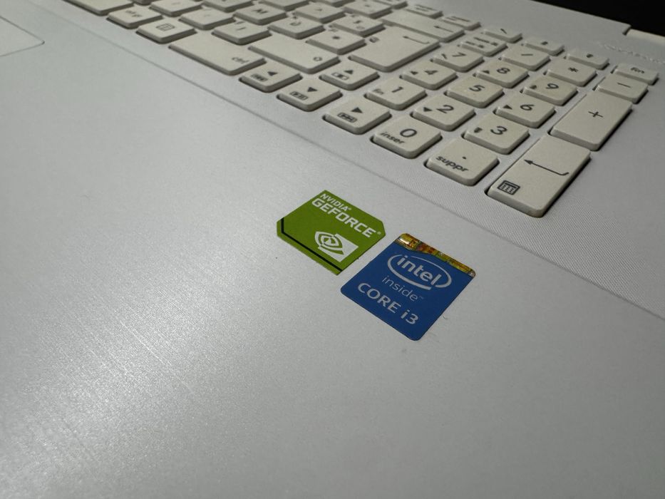 Laptop asus i3 cu placa video dedicata Nvidia