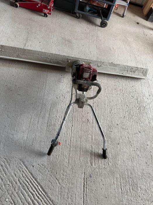 Auto vibrantă pentru beton