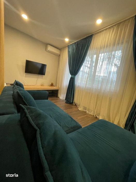 Studio-Parter-Inalt-In-Parcul-Carol