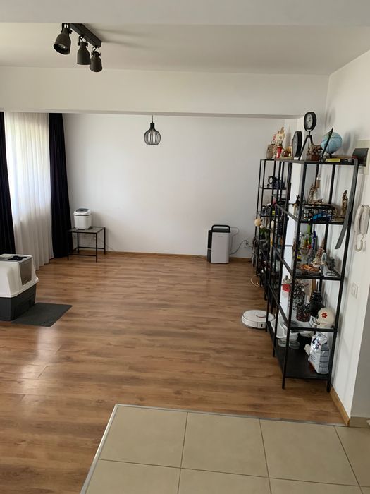 Vand apartament 3 camere+ curte 168mp + 2 locuri de parcare