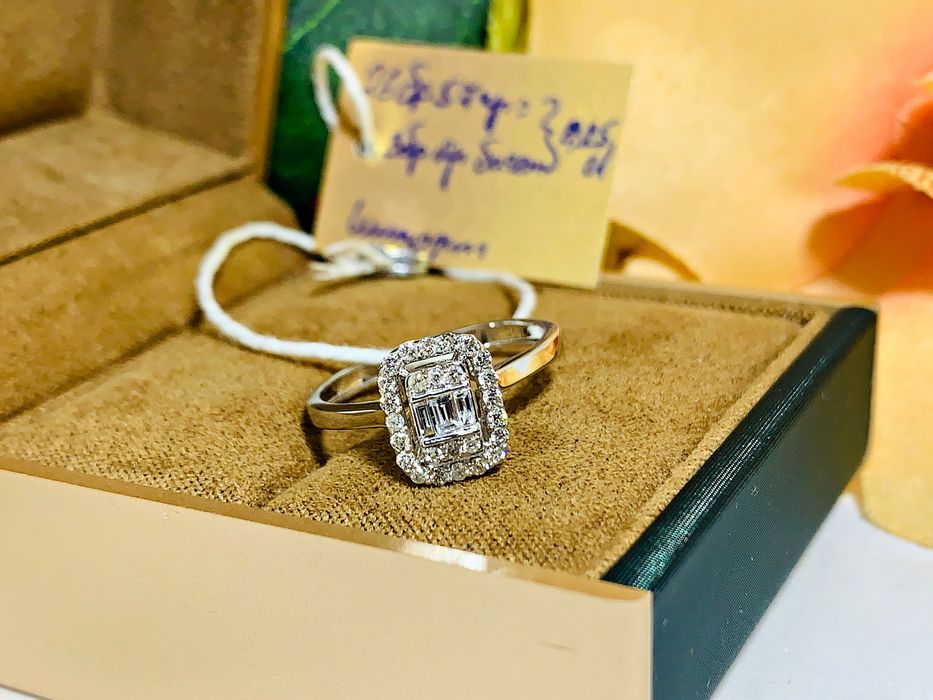 золотое кольцо с багетными бриллиантами