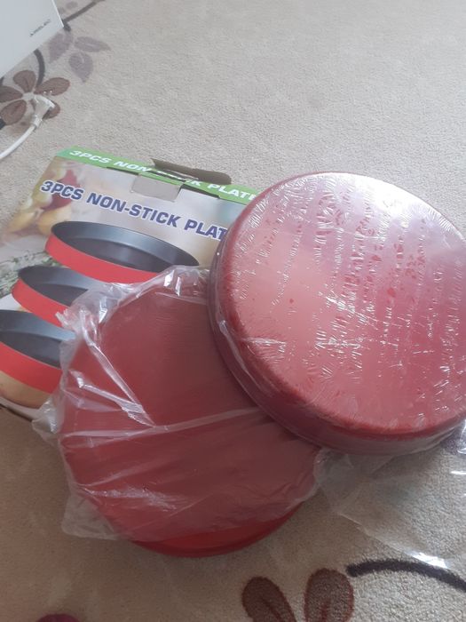 2 броя нови тави