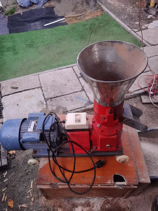 presa peleti foarte puțin folosita maxim 3 ore