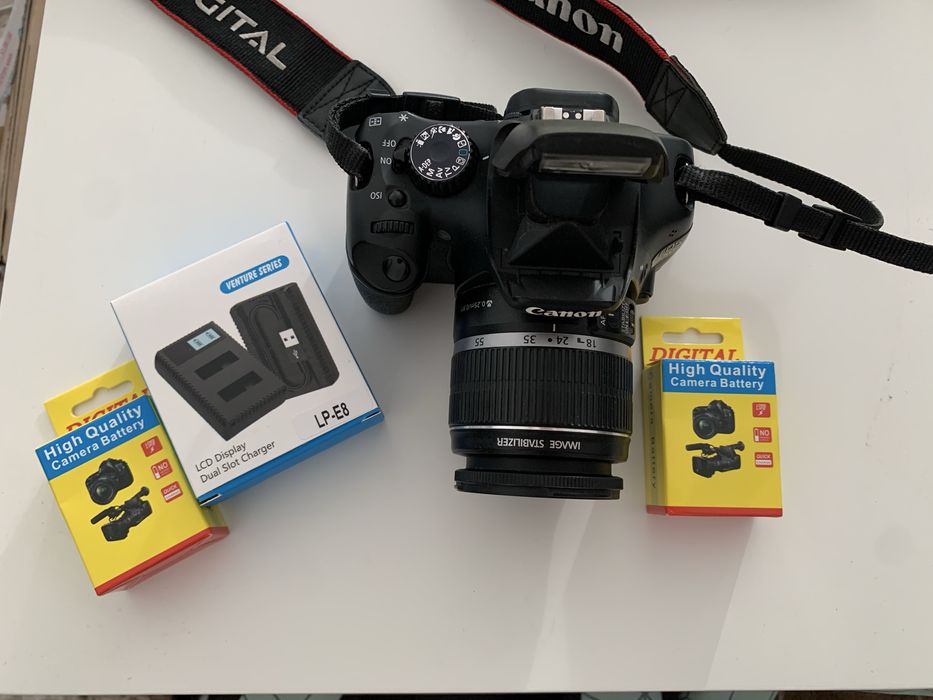 Canon EOS 550D cu 2 acumulatori si incarcator
