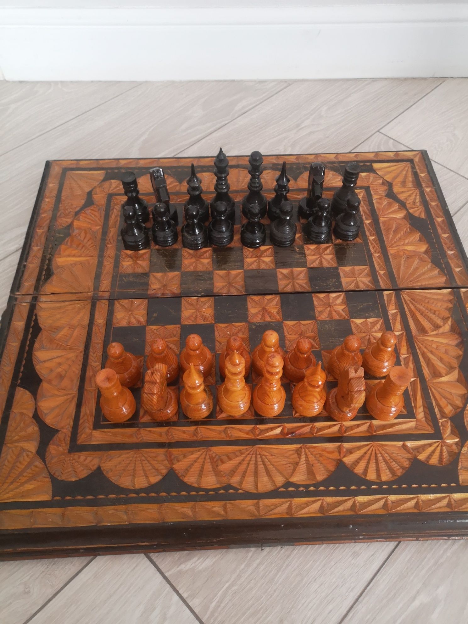 Срочно продам шахматы ручной работы из дерева.