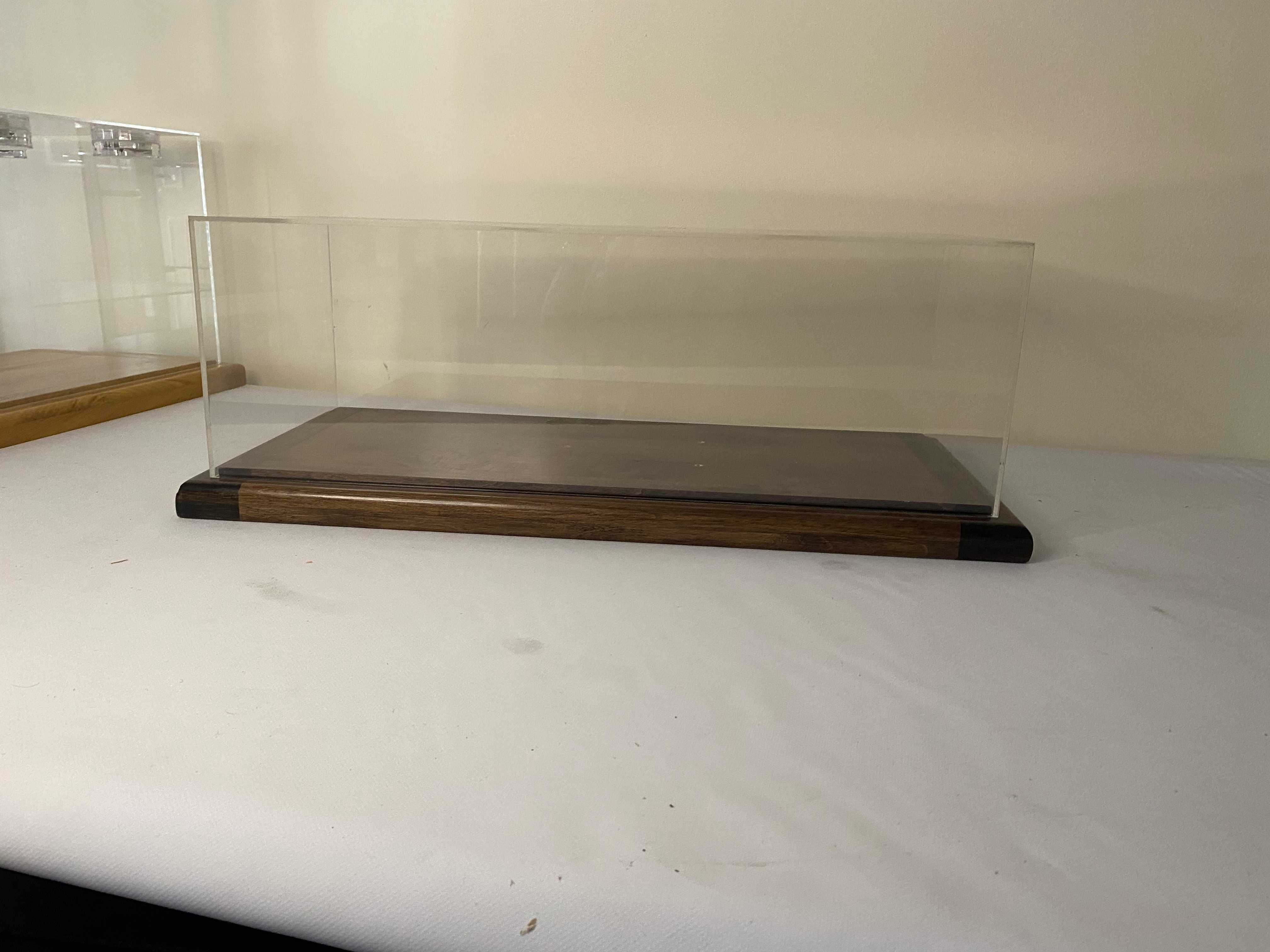Vitrine machete, sticla sau plexi,cu inchidere si lumini