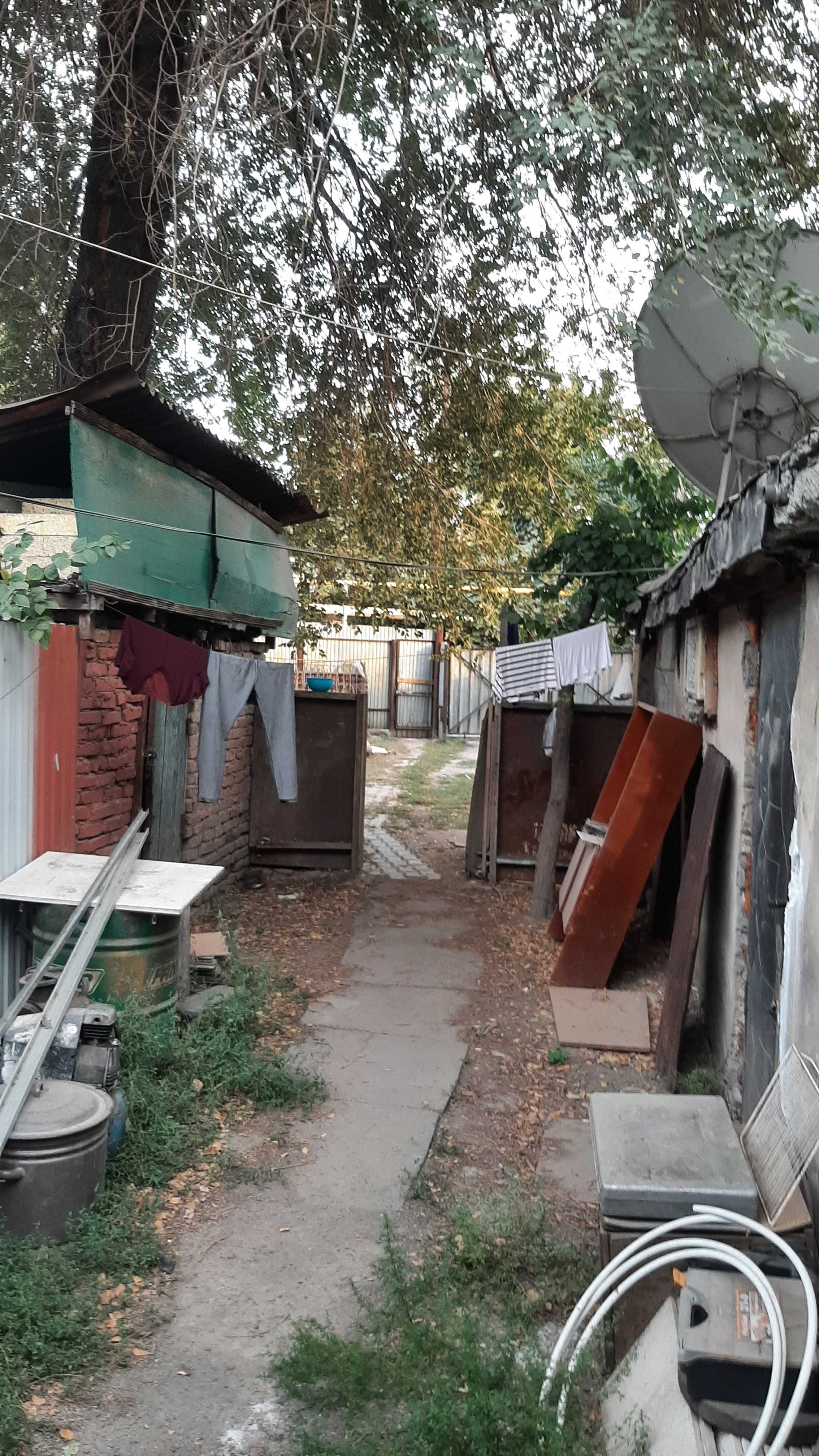 Продам дом в Жетысуйском районе с четырьмя гаражами