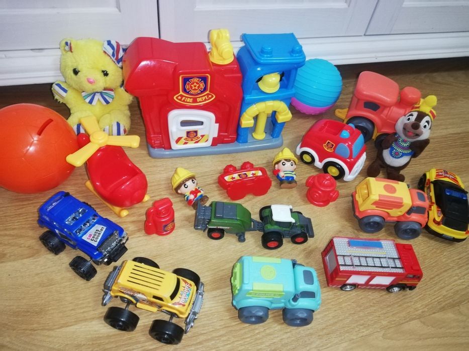 Lot jucării stație pompieri mașini pusculita tractor 90 lei