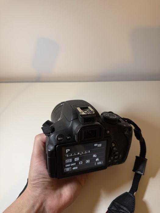 Canon 700D DSLR + obiectiv 18-55mm în stare excelentă ca nou!