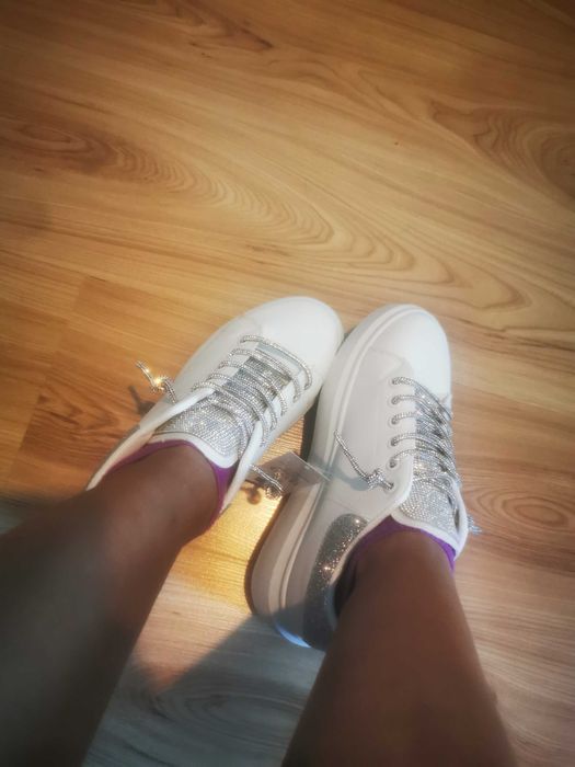 Чисто нови блестящи кецове