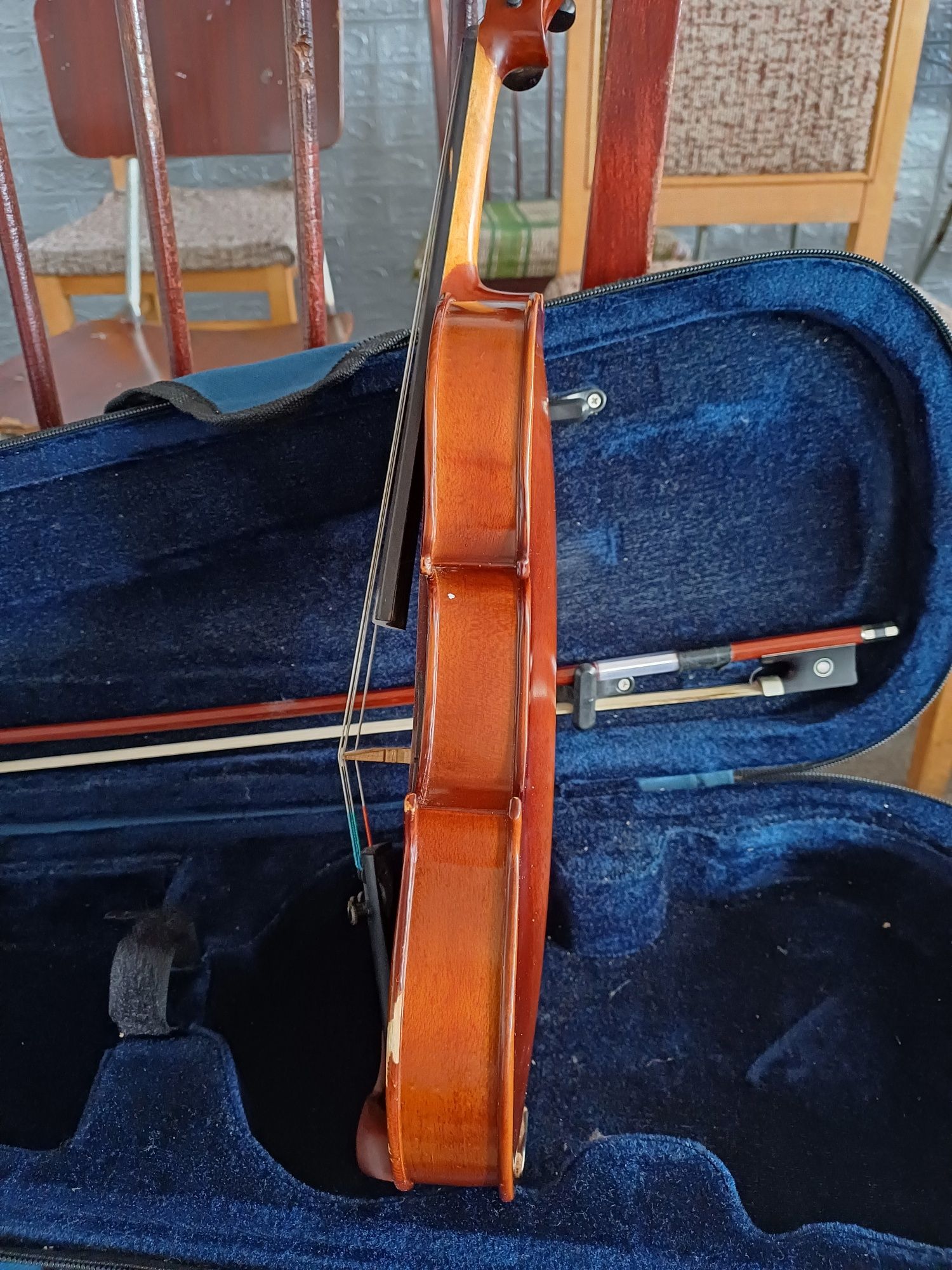 Vând vioara din lemn 1/4 preț 300 ron cu arcus corzi și cutie