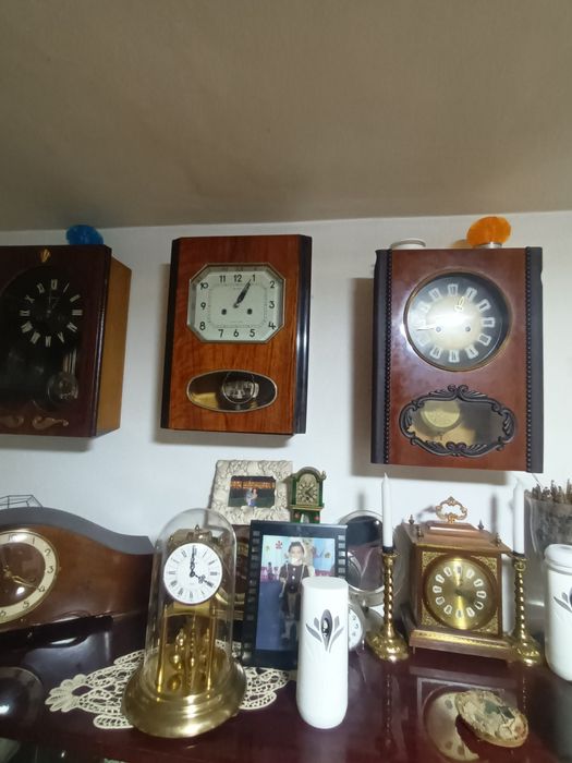 Ceasuri de perete Iantar producție U R S S , prețul este 400 lei bucat