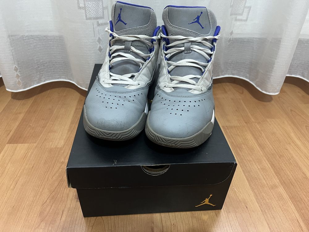 jordan max aura grey