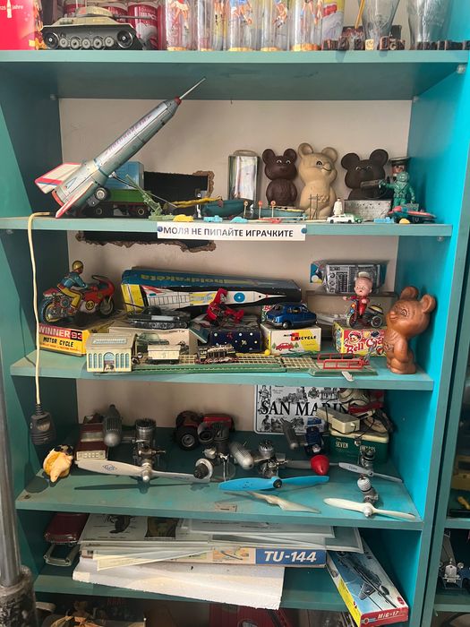 Разпродажба на антични играчки