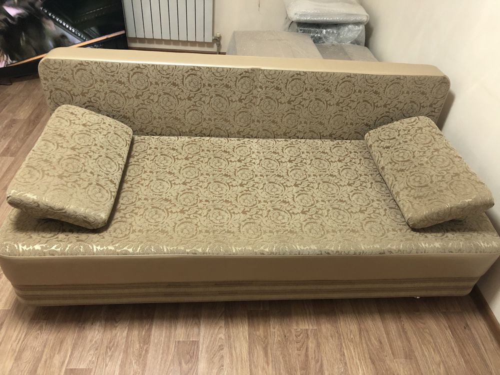 Недорого диван 200:145:40 см с двумя подушками