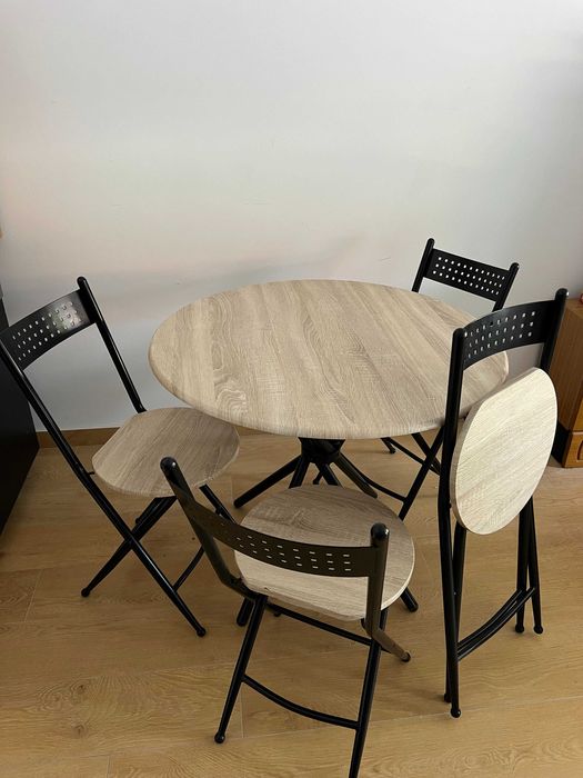 Masă cu patru scaune pliabile