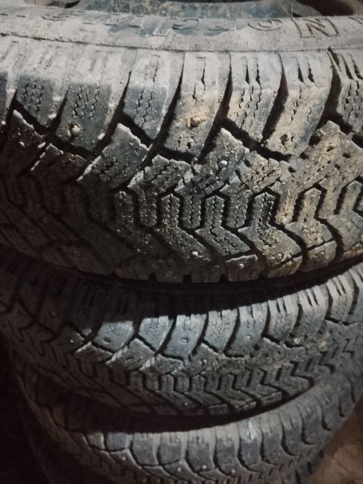 Продам резину шипованную в комплекте с дисками R14 185/70