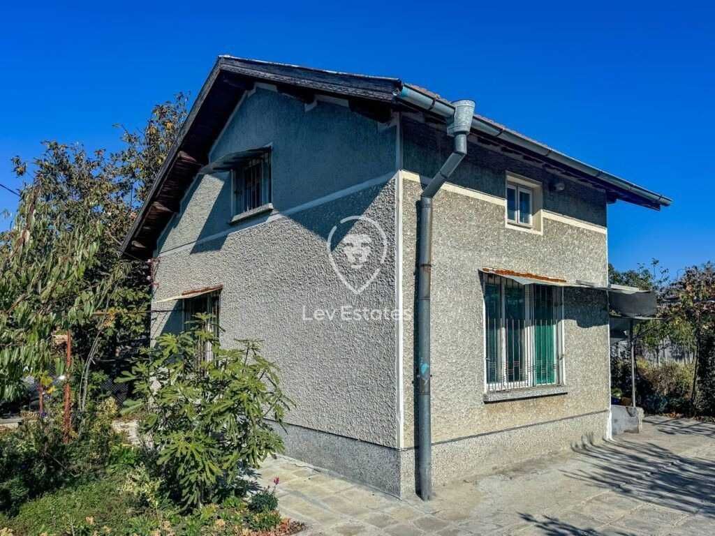 Двуетажна къща с мазе в село Трояново, област Бургас