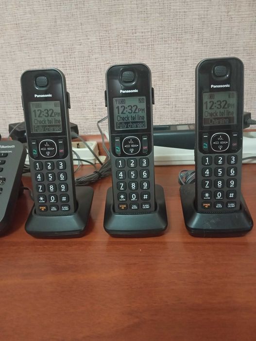 Продам радиотелефон PANASONIC четыре трубки на один телефонный номер.