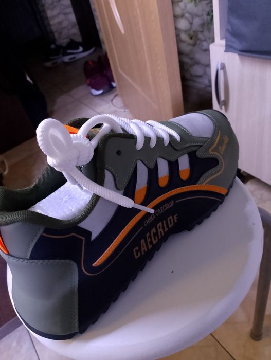 Adidași măsură 45 noi