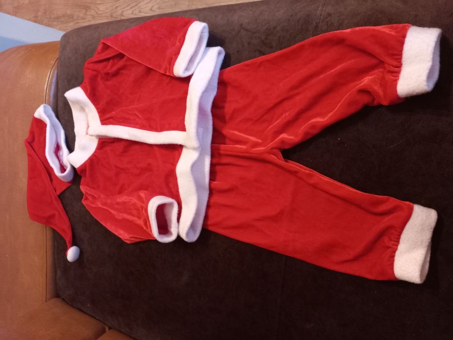 Vând costum bebe Mos Crăciun 6-12 luni