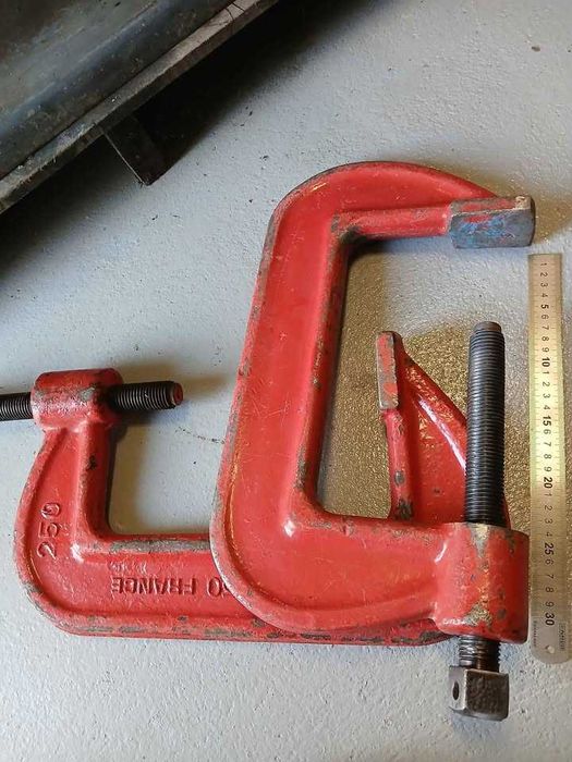 Cleme tip C, menghine cu șurub, presa șurub