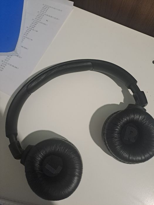 Продаю наушники jbl520