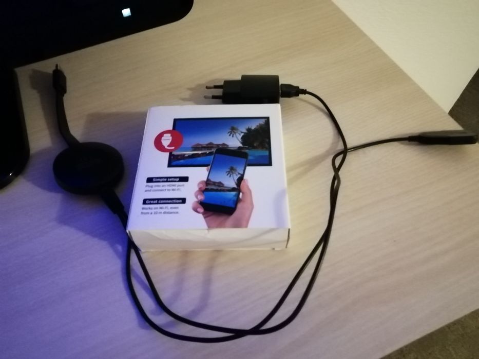 Televizor cu diagonală 80 cm, ecran plat.