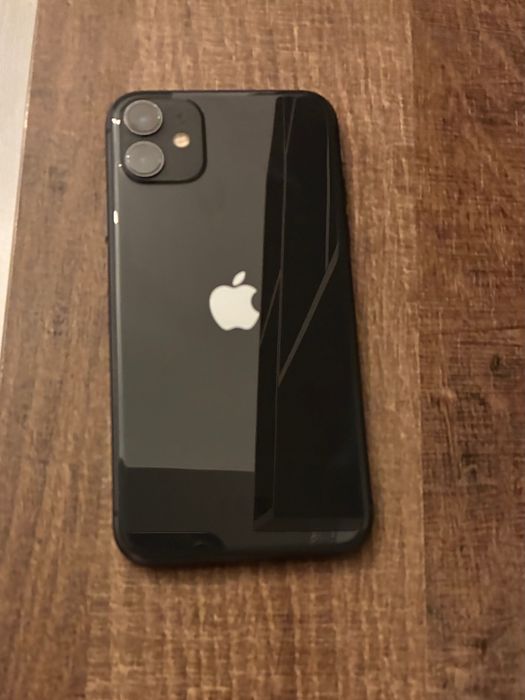 iPhone 11 negru.