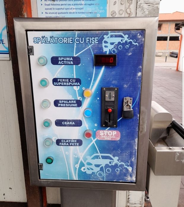 Vand spalatorie auto self 4 piste la față