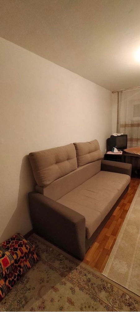 Мягкий диван с двумя подушками