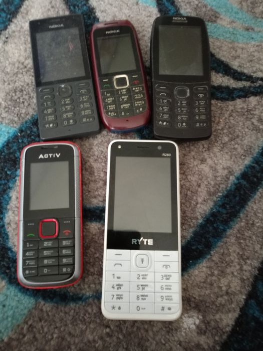 Кнопочные телефоны все рабочие. Каждый стоит 3000