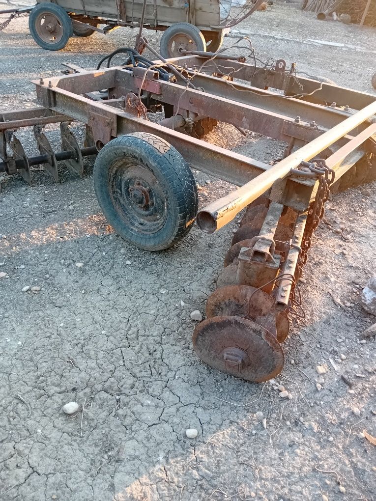 Vând tractor U650, plug disc și cultivator