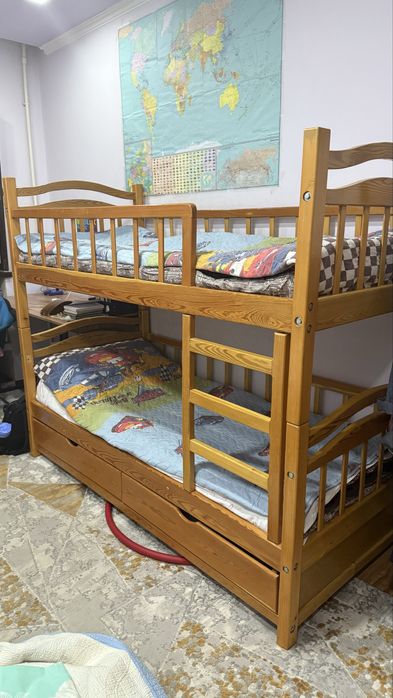 Двухяърусная кровать, можно поставить по отдельности