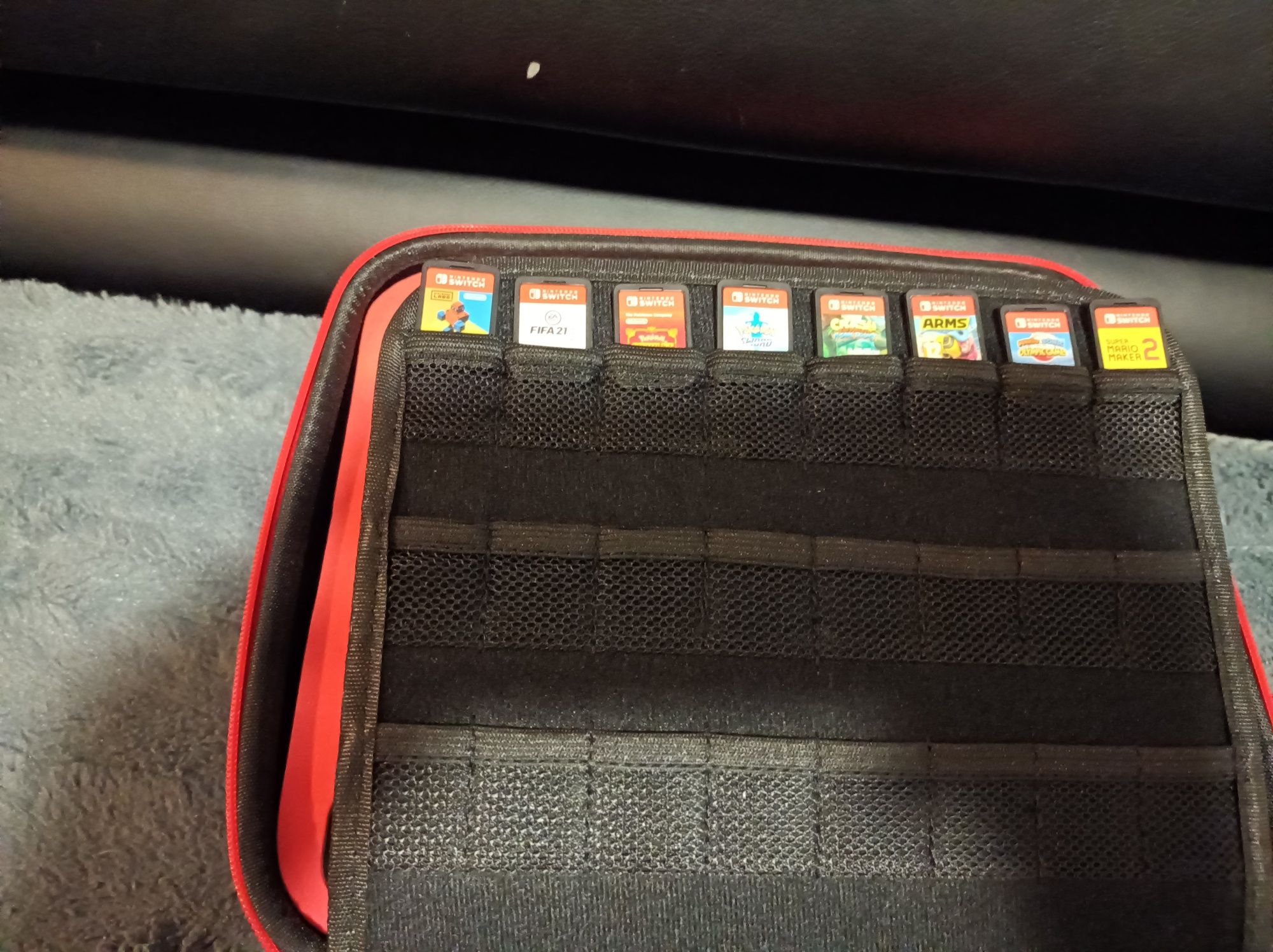 Nintendo switch cu geanta de transport și 8 jocuri