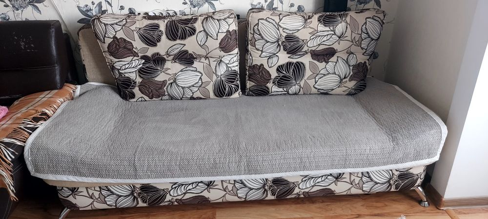 Продам диван раскладной в хорошем состоянии.