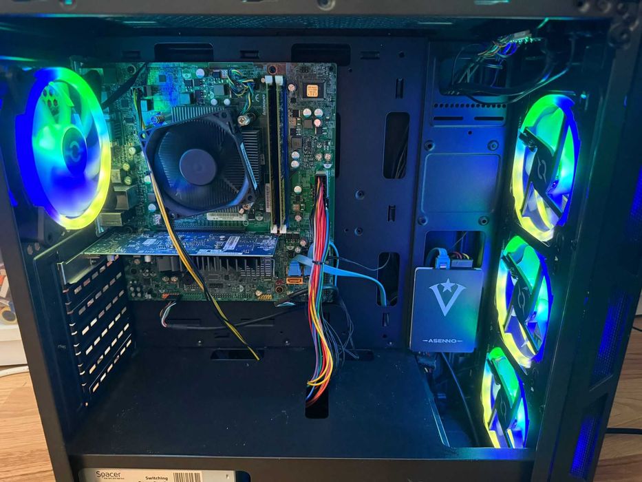 Desktop cu carcasa mid tower