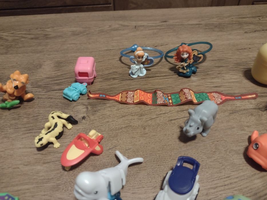 Киндер фигурки сглобени и не отворени +две гривнички около 66 броя.