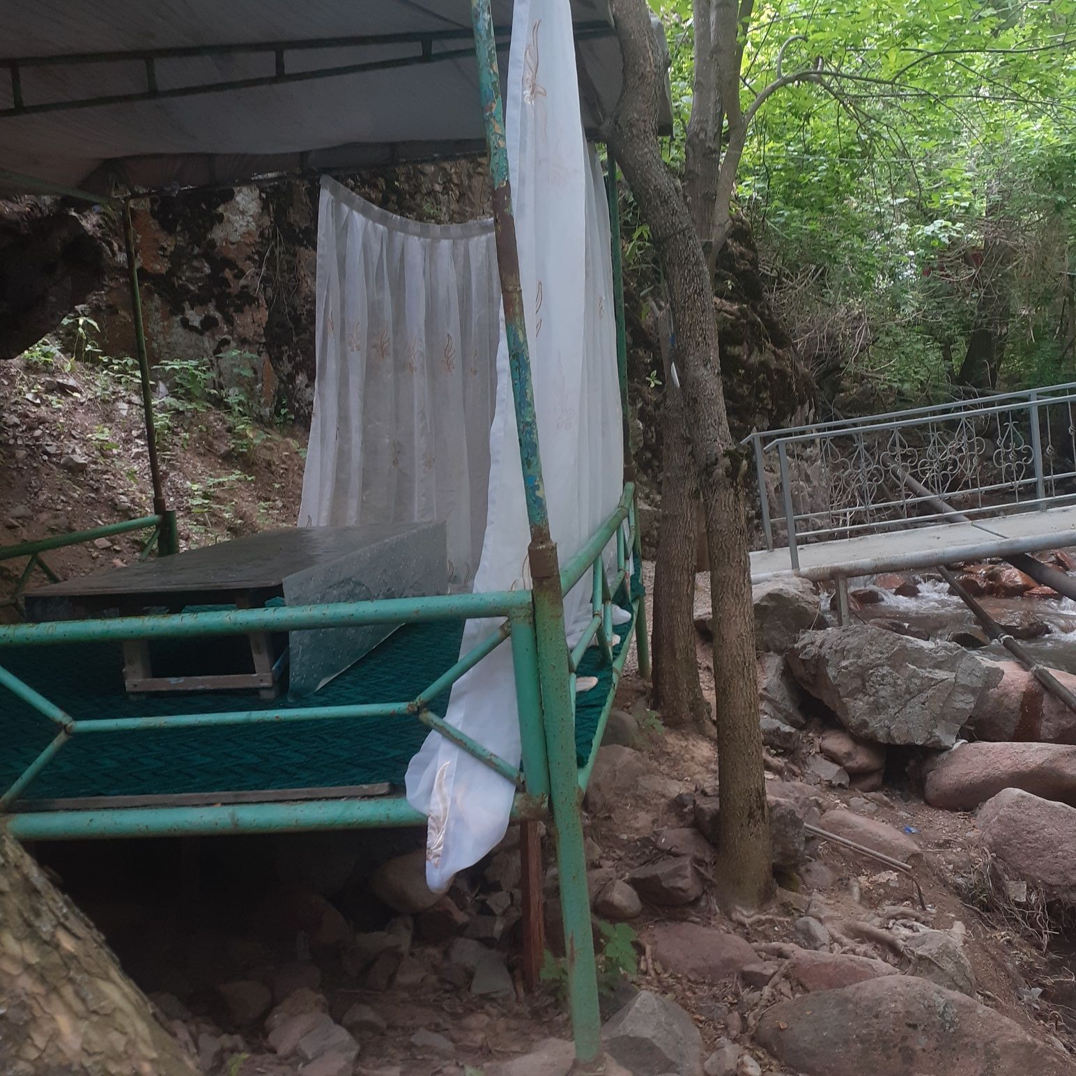 Oqtoshda suv bo'yida tapchanlarimiza bor. Tog' bag'rida toza havoda