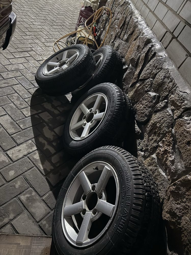 Шины с дисками на Ниву.