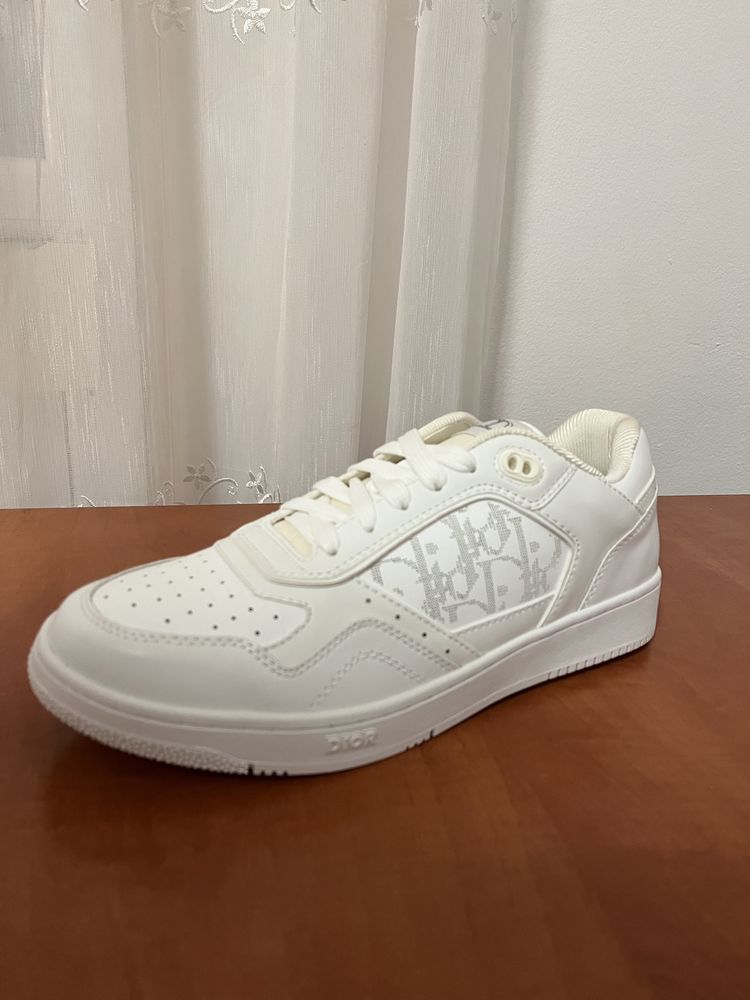Dior B27 White.