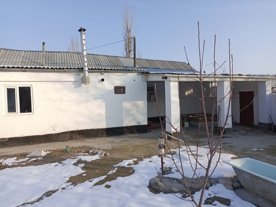 Жер үй сатылады, жері кең мал устауға колайлы, баня, сарай,бар