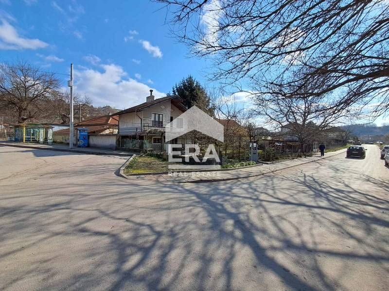 Двуетажна тухлена къща за продажба, с двор, складови постройки и таван