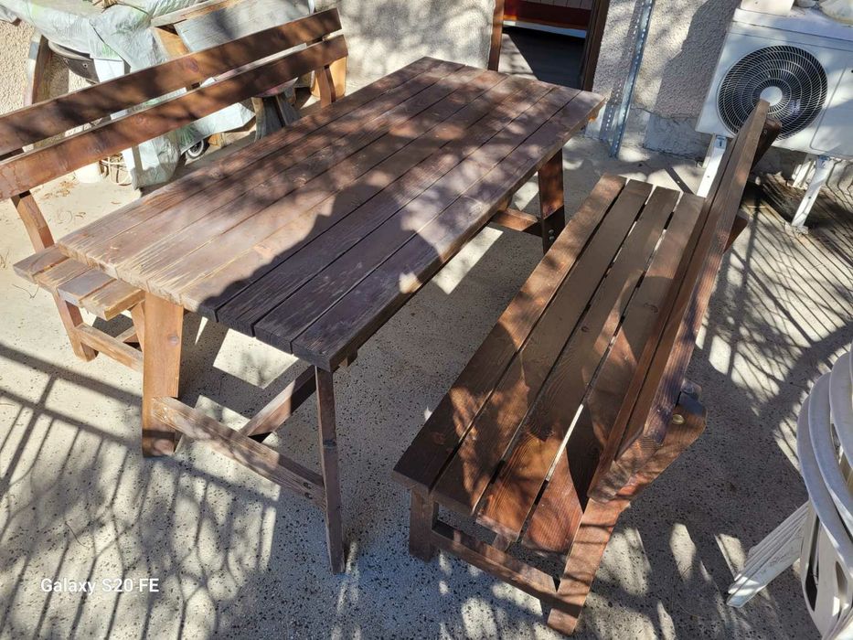 Дървена маса със две пейки.