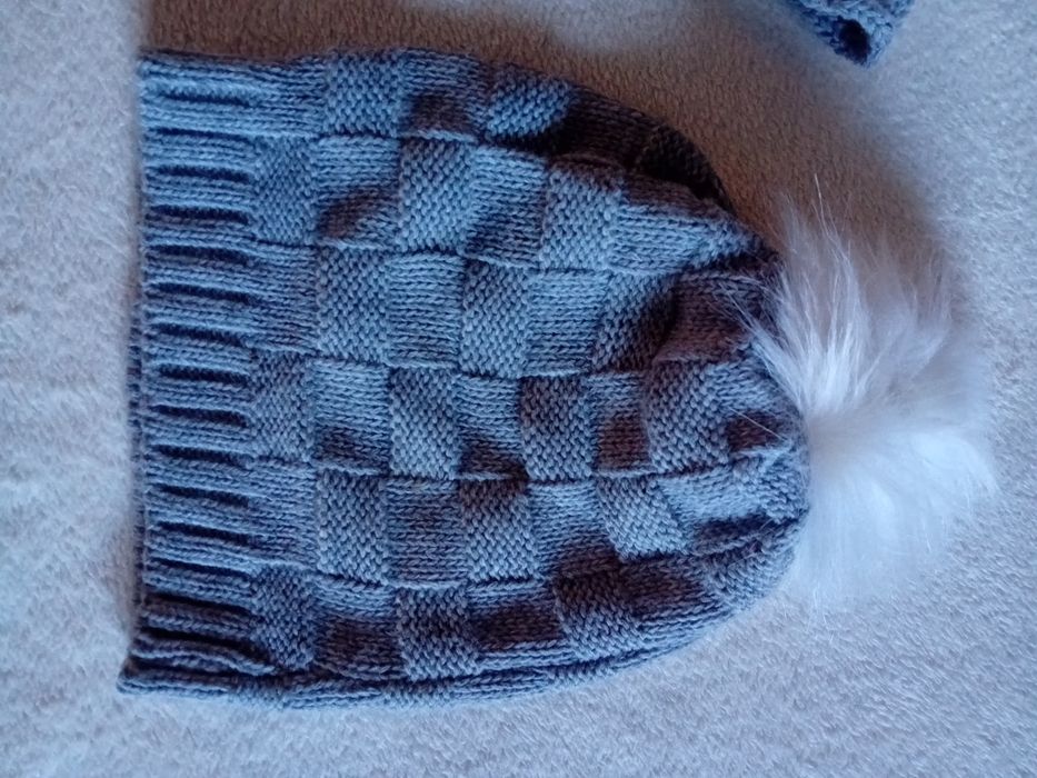 Vând set căciulă și fular